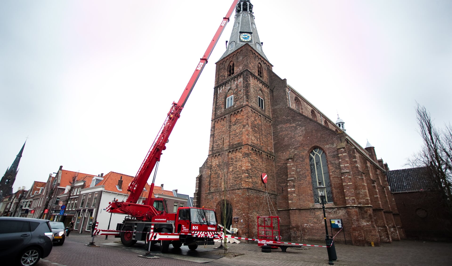 Met een bakje werd de hele toren nagelopen.