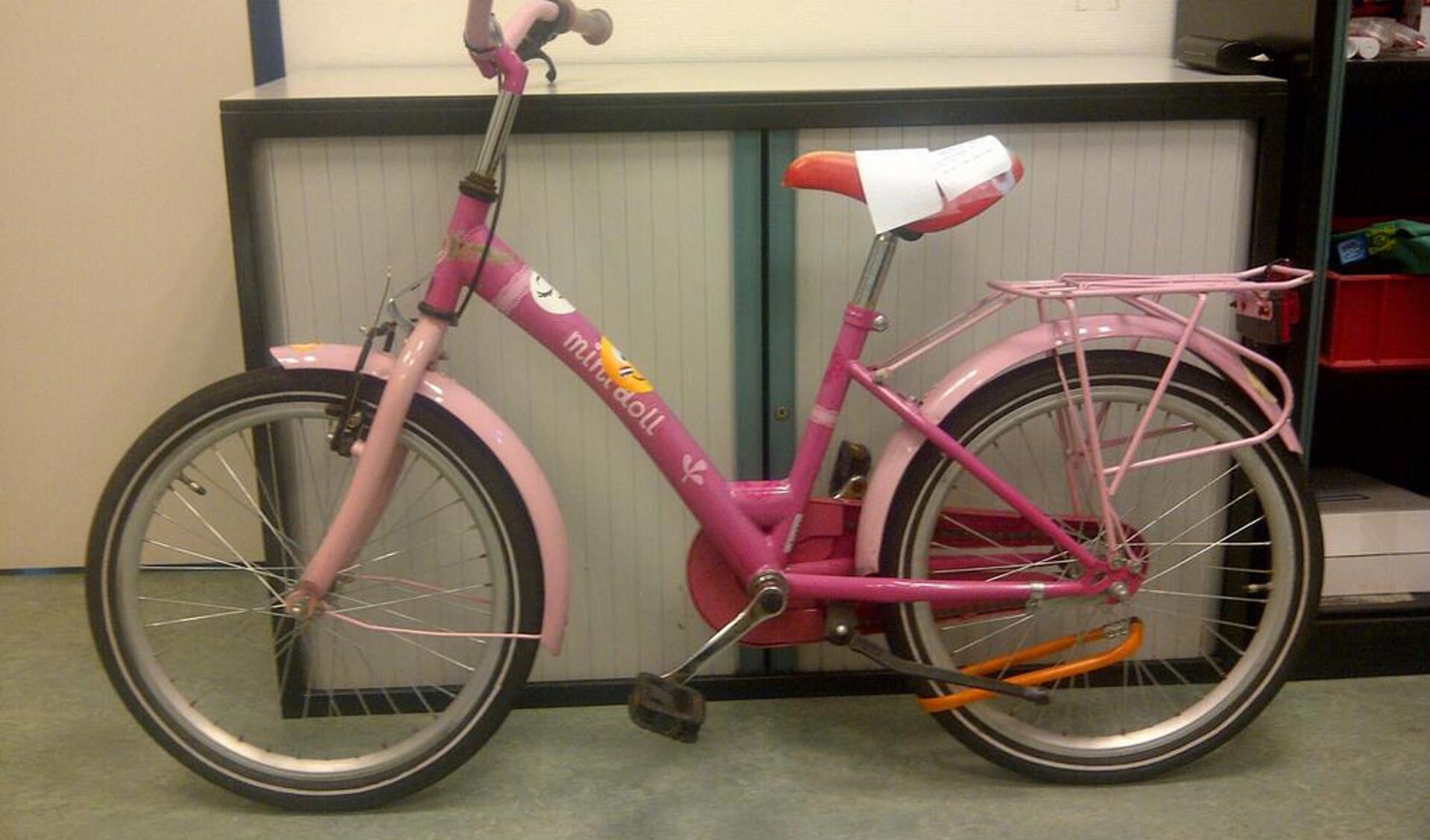 De kinderfiets staat nu op het bureau. Foto: Walter Langendorff