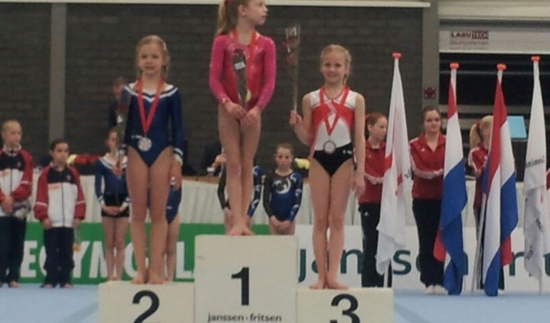 Achtjarige Megan Rijst (r) naar NK turnen.