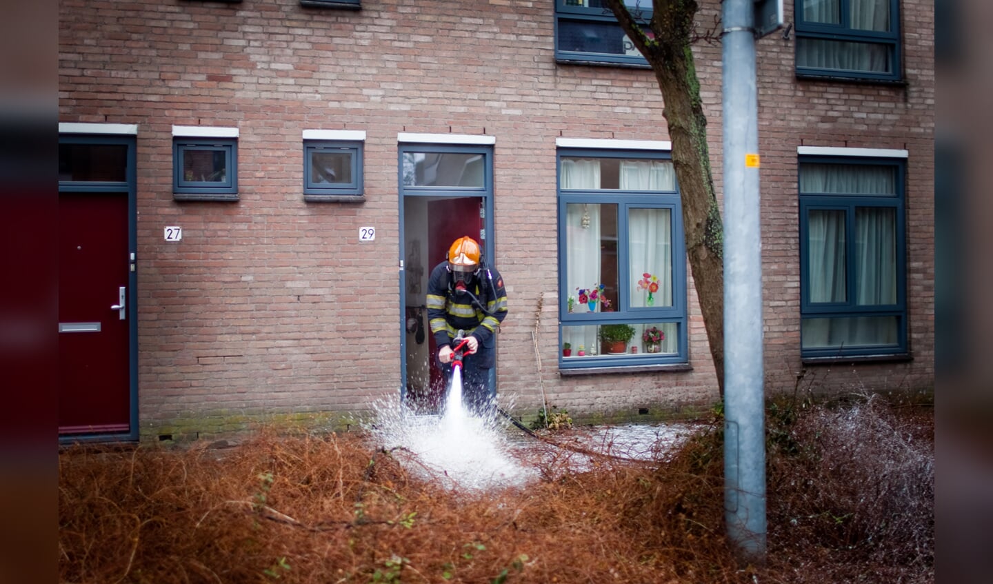 Brandweer neemt zekere voor het onzekere en staat met schuim klaar.