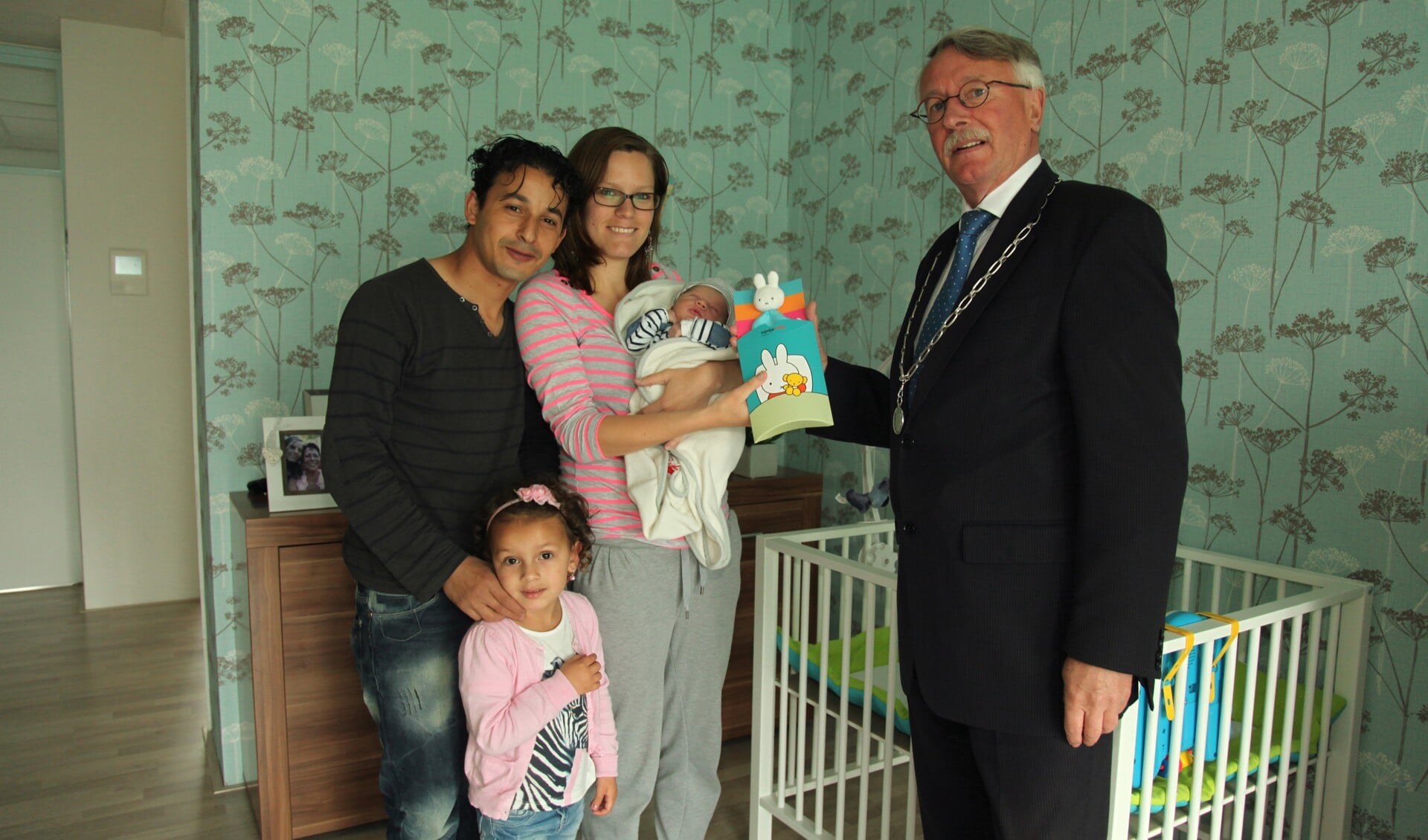 Burgemeester reikt eerste geboortepresentje uit aan Jamil Eyarman en zijn gezin.
