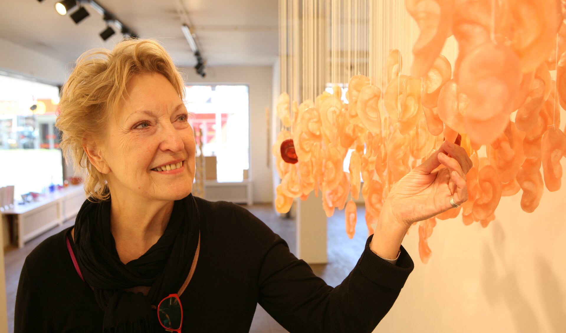 Hetty Tjalkens in haar galerie
