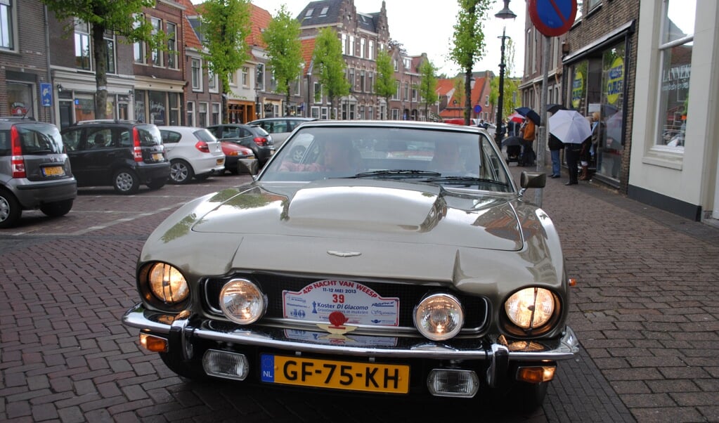 Een even fraaie als klassieke Aston Martin bij de Nacht van Weesp