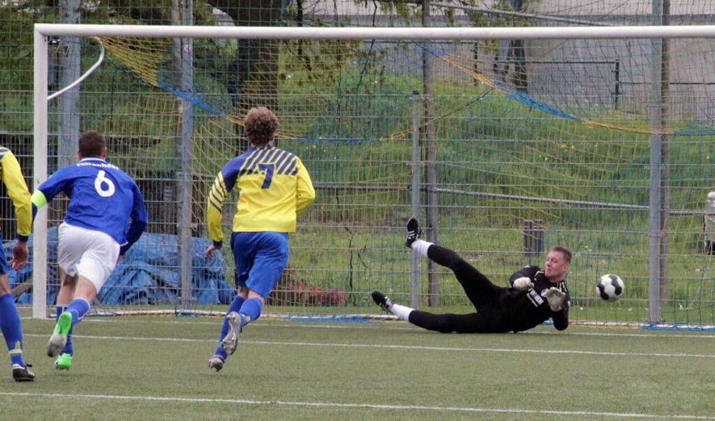 FC Weesp doelman Arno Copier stopt een strafschop. Foto: Herman Hermsen