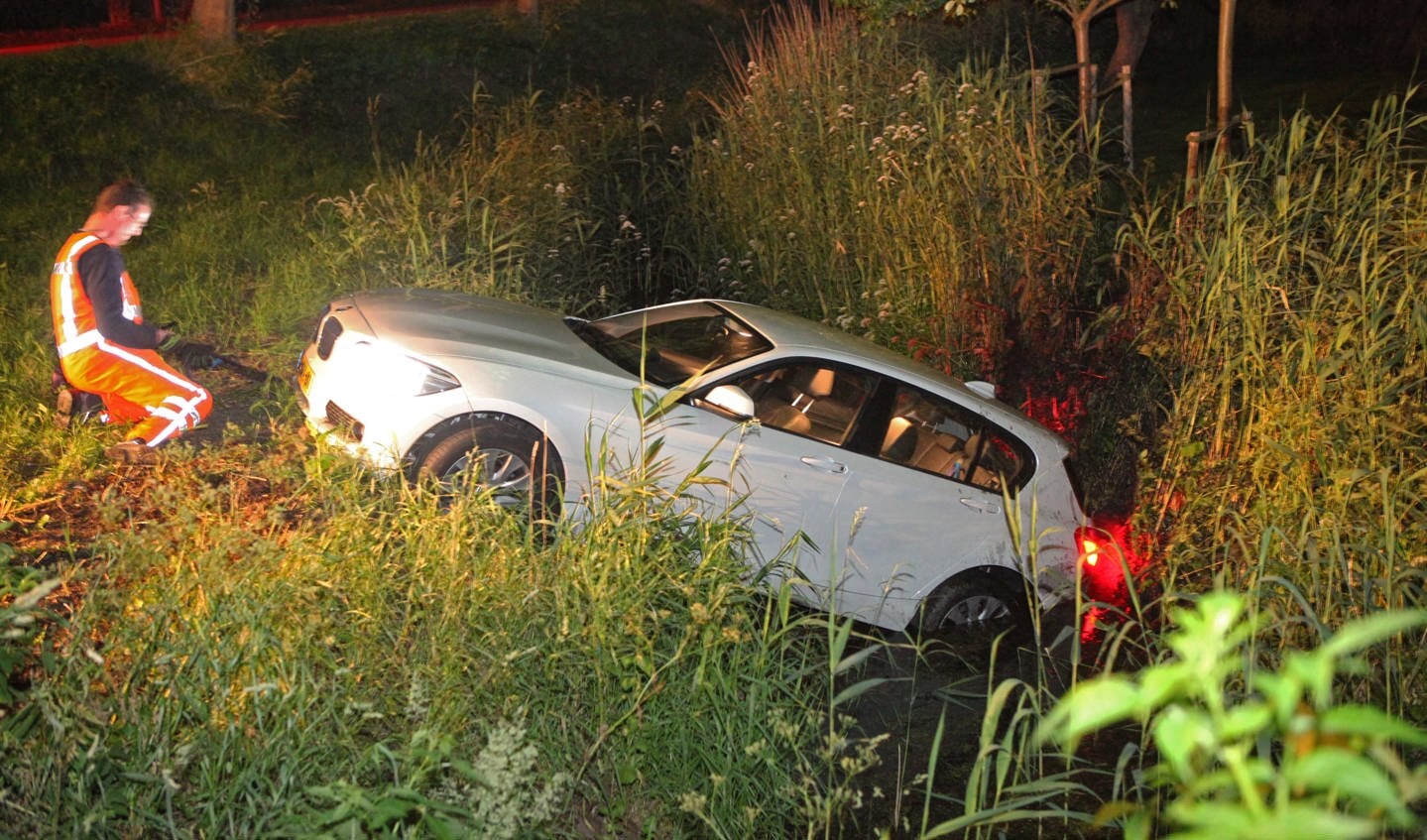 Bergers halen auto uit de sloot. Foto: Bob Awick