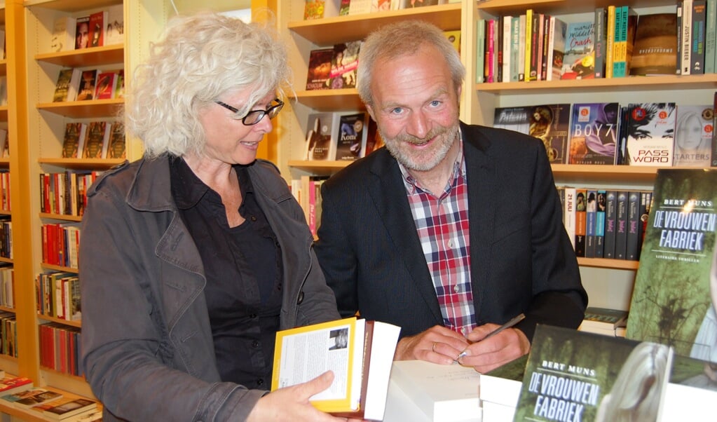 Bert Muns signeert boeken voor lezers