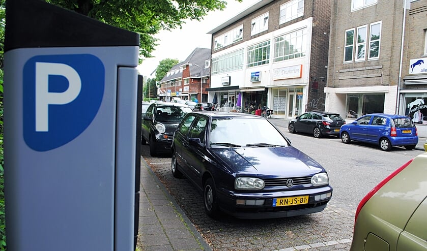 Parkeerplaatsen. Op de foto een andere straat.