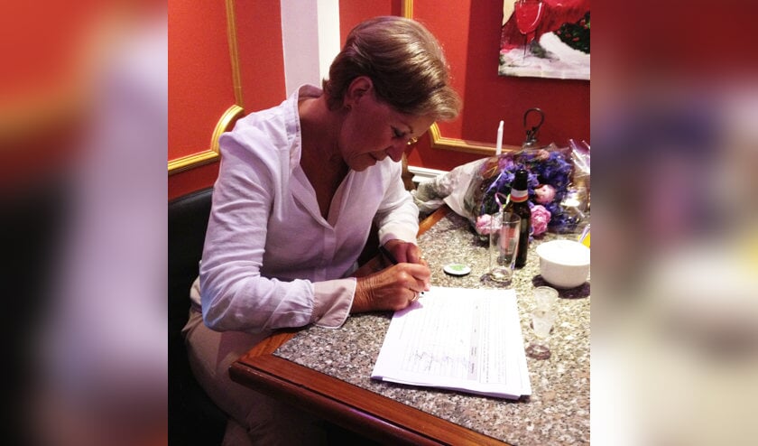 Mevrouw Oost zet haar handtekening voor Hart voor Bussum