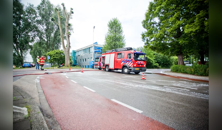 Brandweer probeert weg schoon te krijgen