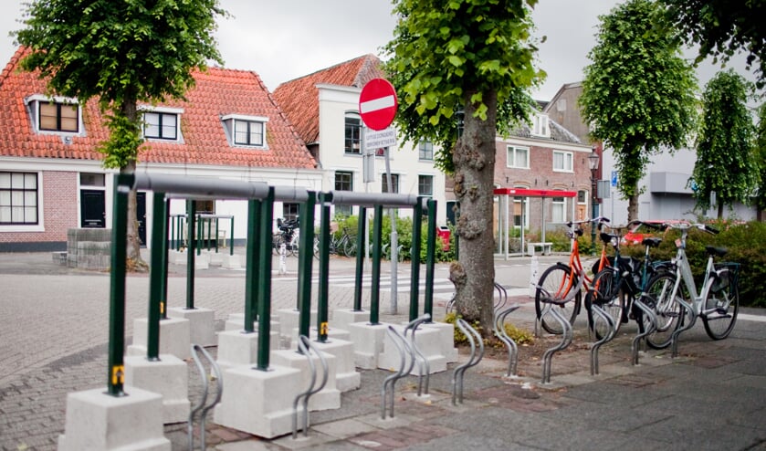 De nieuwe fietsbeugels staan klaar naast de oude rekken