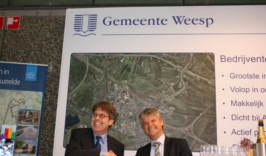 Wethouder Van der Hoeven en directeur Bouwman van Blauwhoed zijn blij dat er in Weesp gebouwd blijft worden.