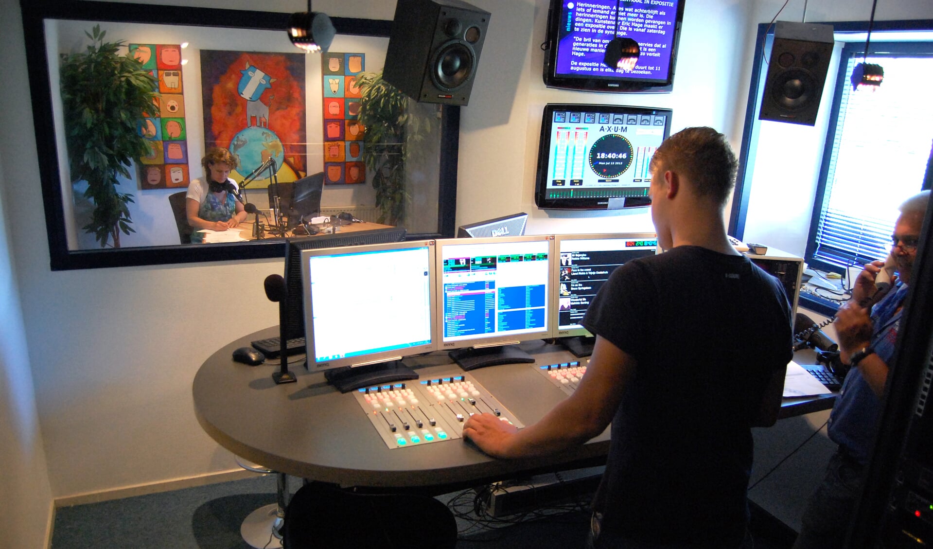 De eerste uitzending van Radio Weesp vanuit de nieuwe studio, maandag