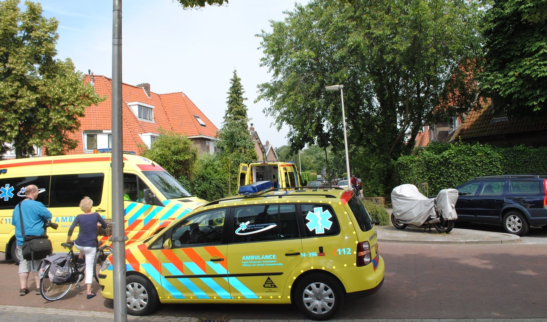 Drie ambulances in de straat