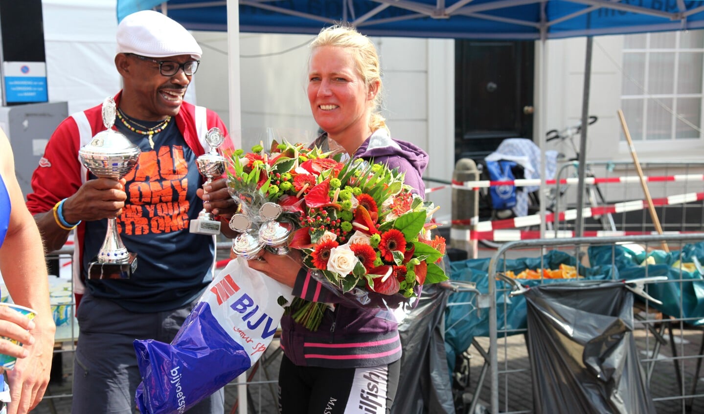 Victor Ferrero feliciteert Paula van der Pouw