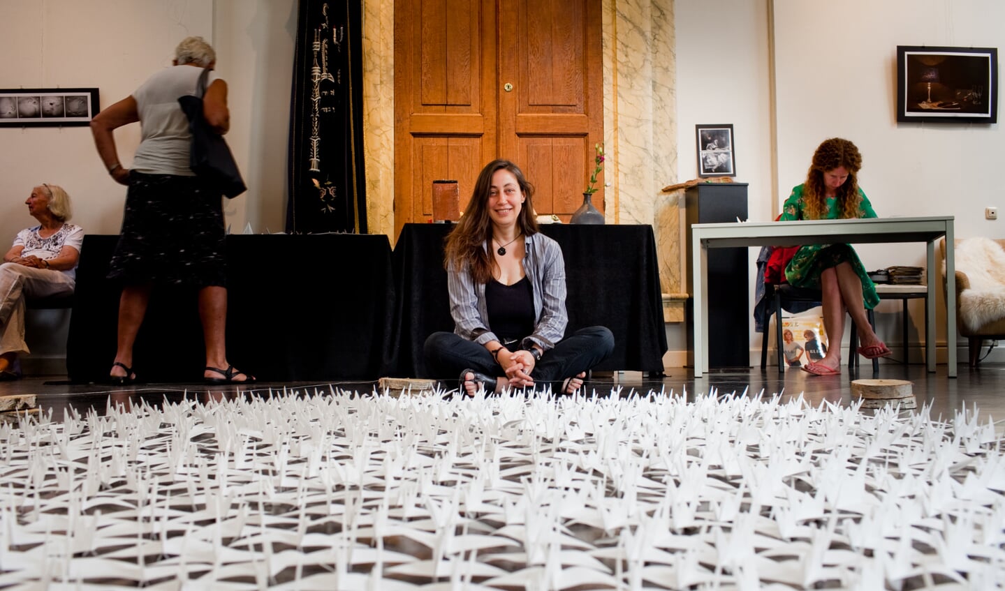 Eric Hage bij haar duizend papieren kraanvogels