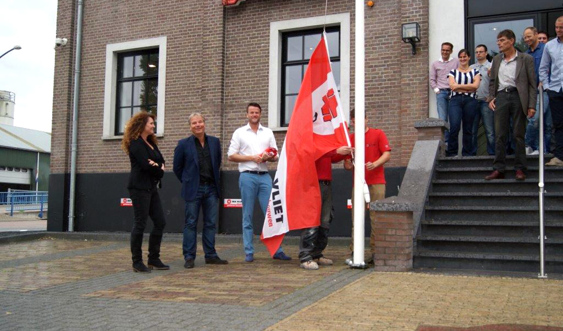 De Van Vliet-vlag wordt gestreken.