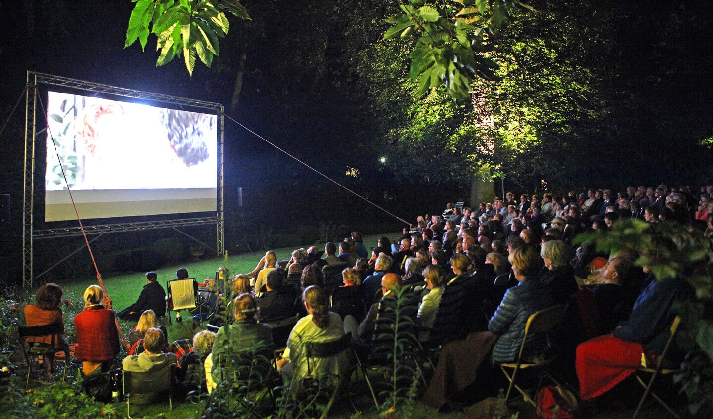 Tijdens een eerdere filmvertoning in de tuin van de Tindalvilla.