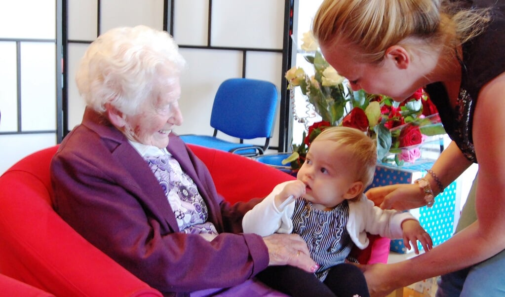 De 100-jarige mevrouw Seegers met achterkleinkind Aimée van 1.