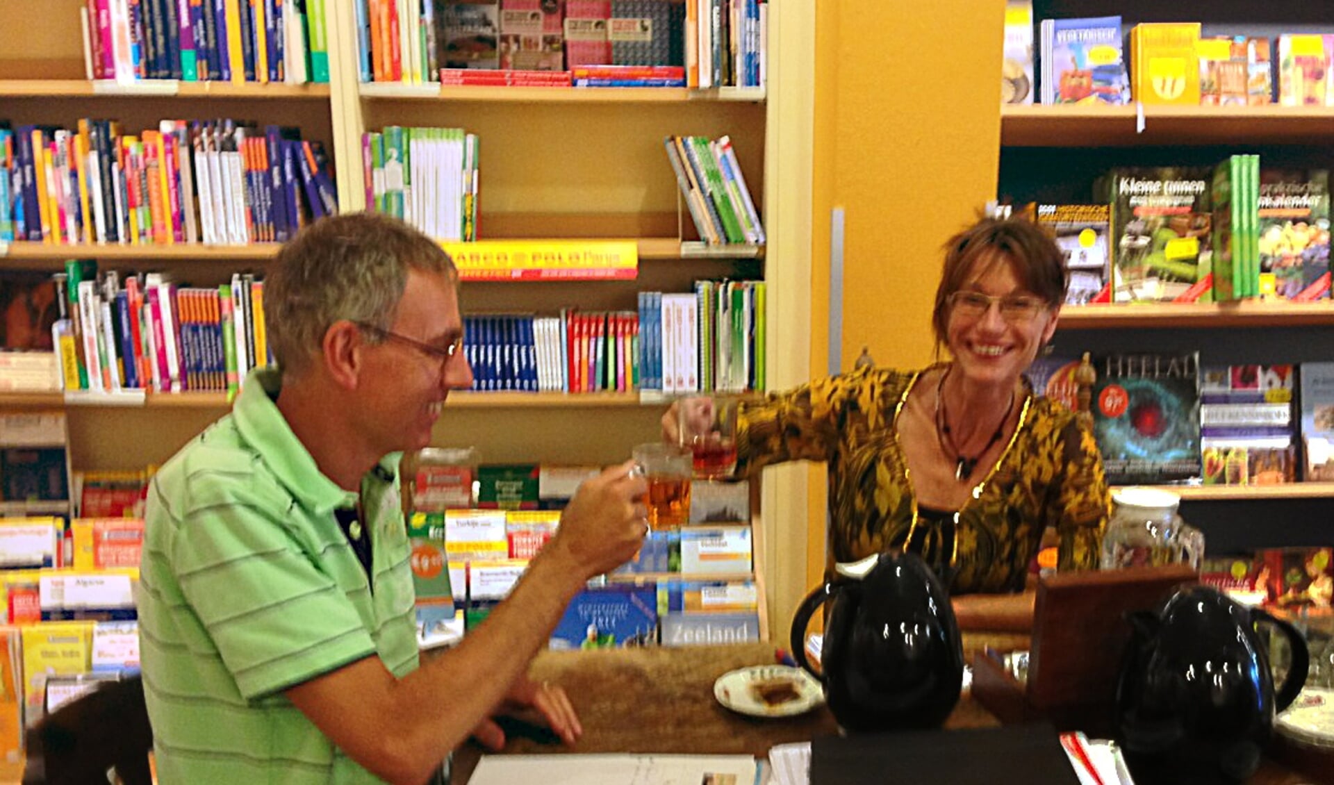 BoekenArk en YogaToday heffen een glas thee op de goede samenwerking.