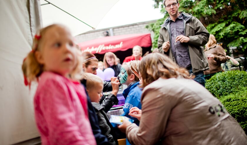 Kinderen worden geschminkt