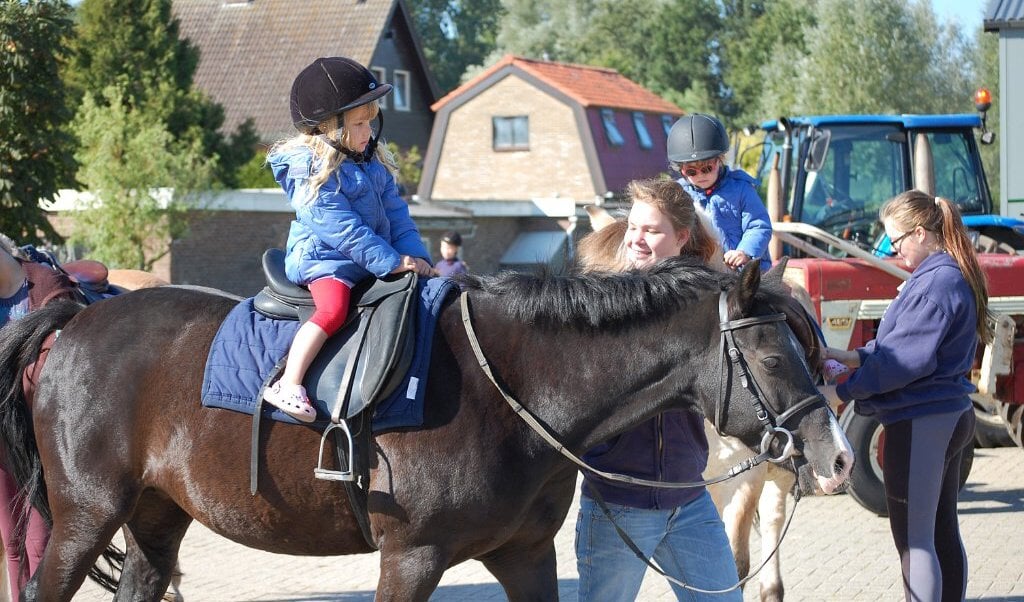 Kinderen mogen pony rijden. Foto: Louke Volder