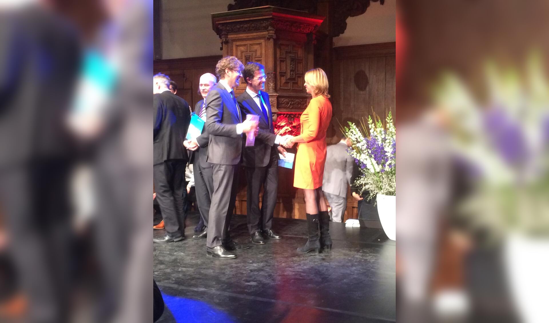 Premier Rutte en staatssecretaris Dekker feliciteren Maaike Rutgers van het Vechtstede