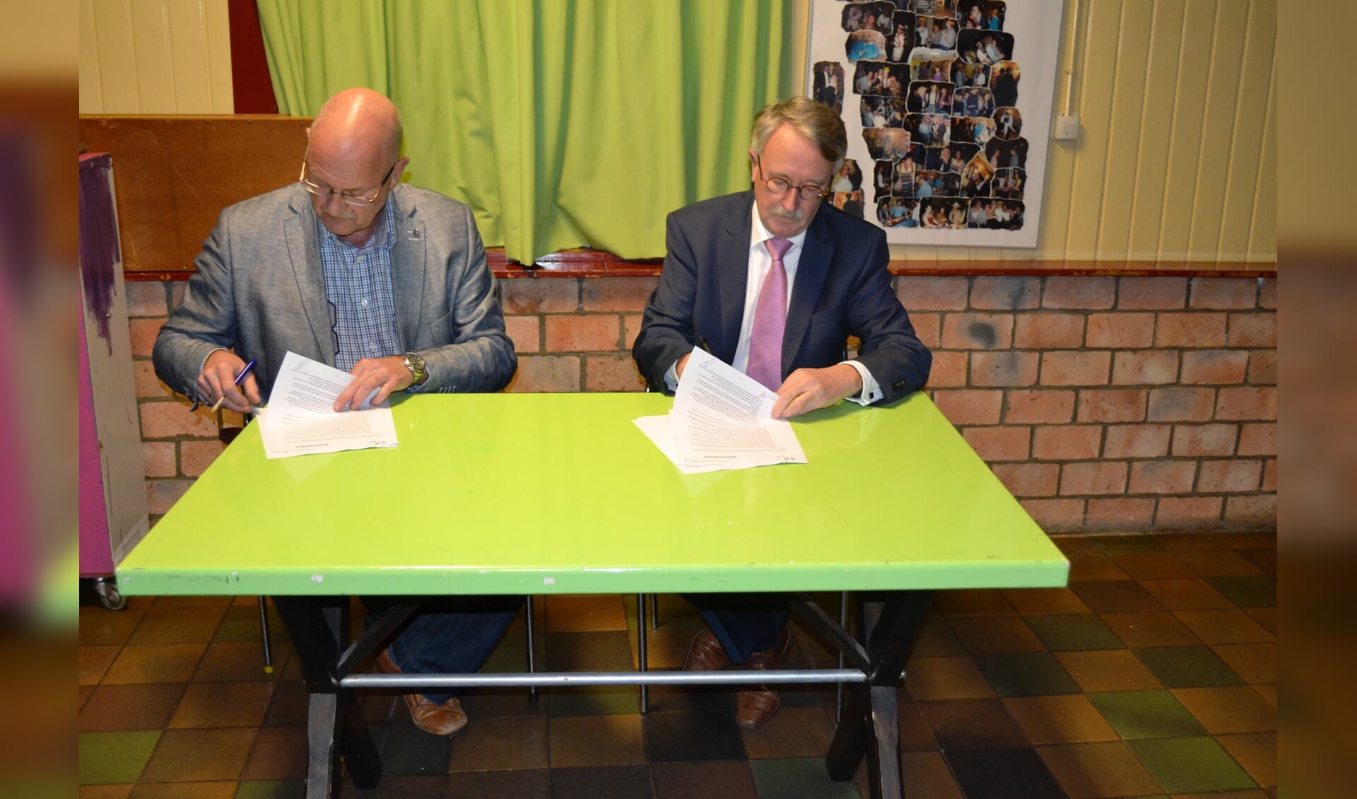 Edwin Hoving en burgemeester Horseling zetten hun handtekening 