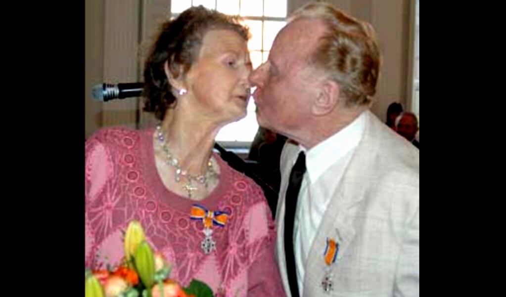 Een liefdevolle kus na de koninklijke onderscheidingen in 2006