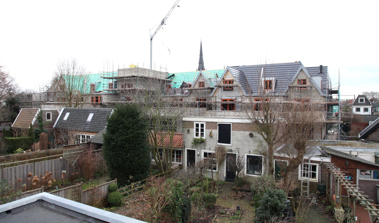 De buurt begrijpt nog steeds niet waarom er op dit kleine plekje Weesp 42 nieuwbouwwoningen moesten komen. 