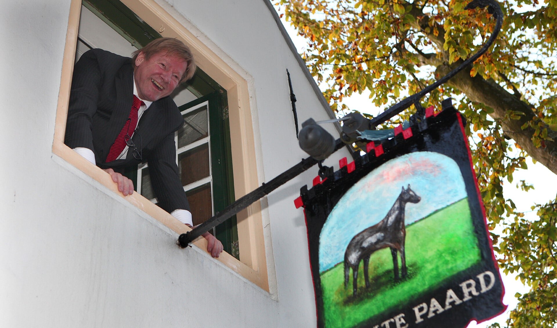 Frank van Dijk onthult tijdens de viering van zijn jubileum het gerestaureerde bord van nu nog zijn restaurant