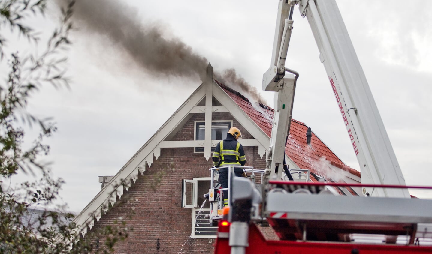 Brand woedt in dak oude boerderij