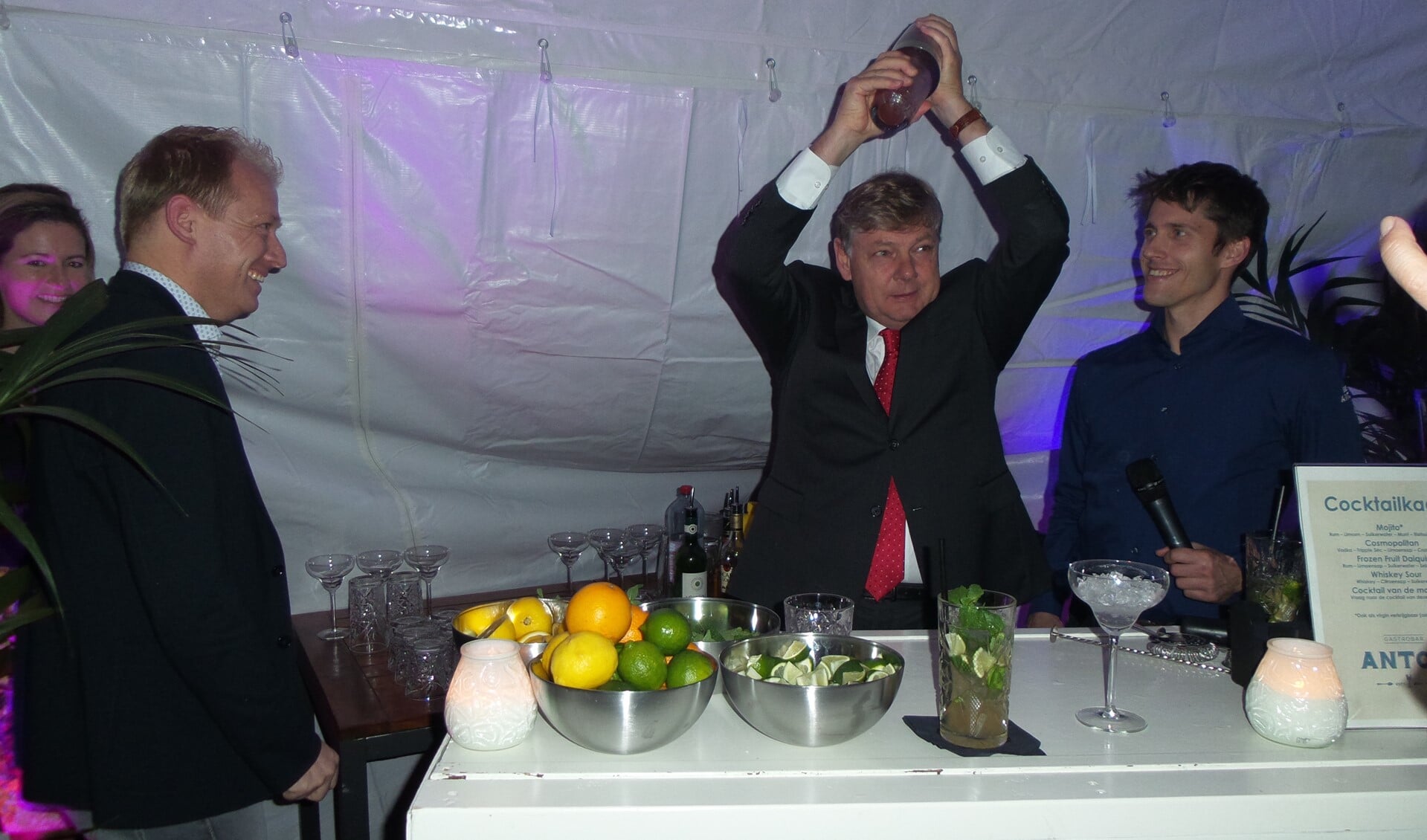 Burgemeester Elbert Roest laat zijn talenten als cocktailmixer zien als opening van de gastrobar. Links kijkt eigenaar Jeroen Hermsen met plezier toe.
