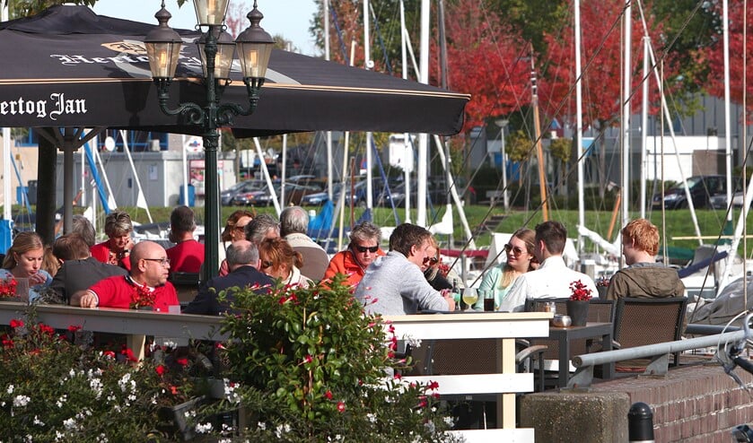 Als straks de terrassen open gaan, moet er daar ook afstand worden gehouden. Daarom is meer ruimte wenselijk.