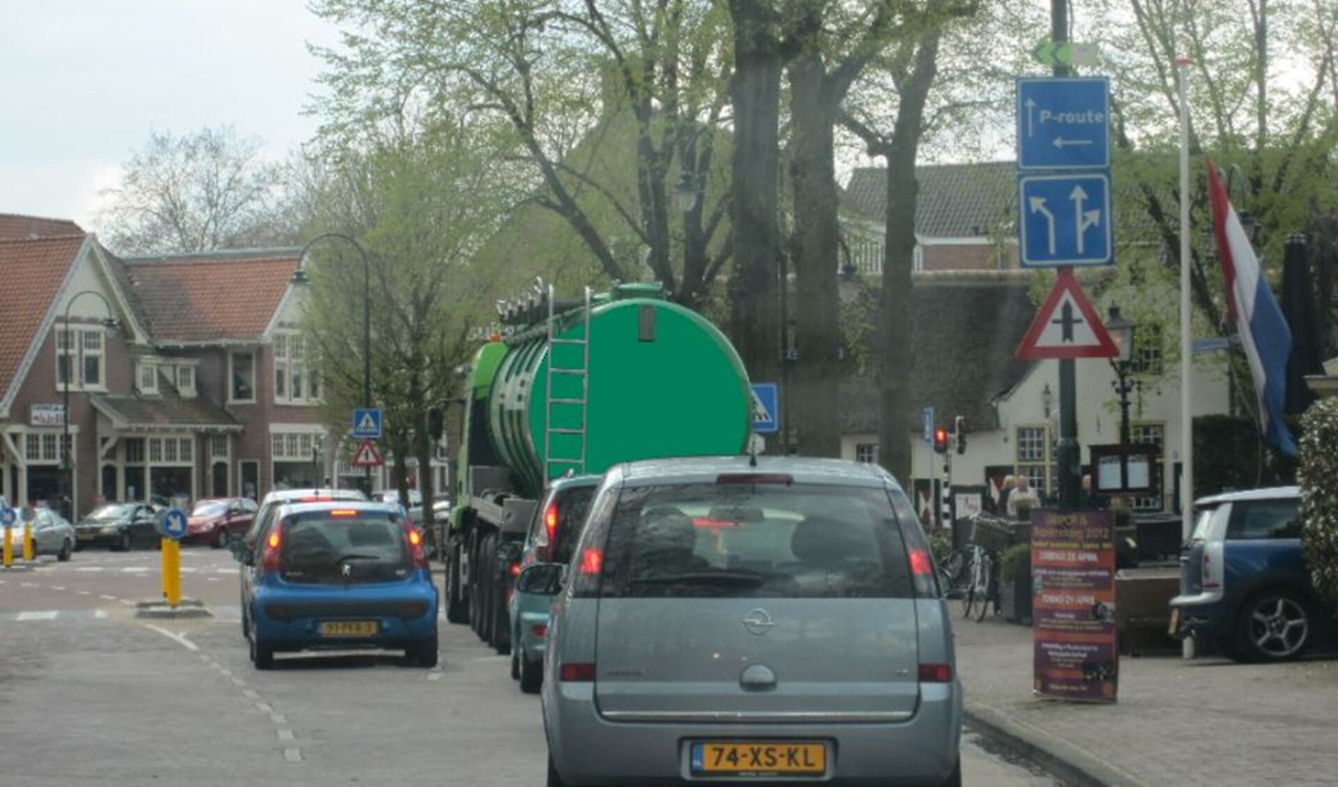 Bijna dagelijks rijden slibtransporten door de nauwe straten van Laren en Blaricum