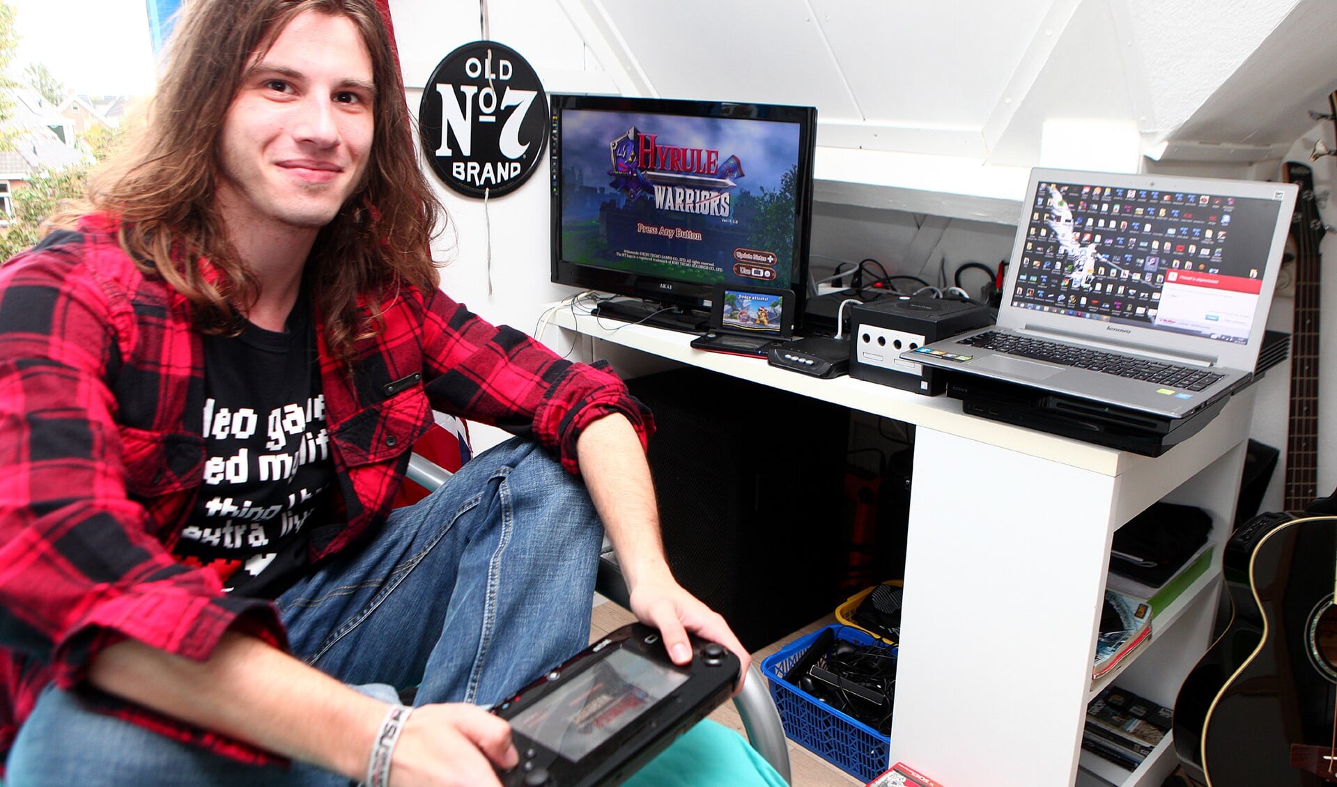 Frank Daniel op zijn kamer met verschillende apparaten om op te kunnen gamen.