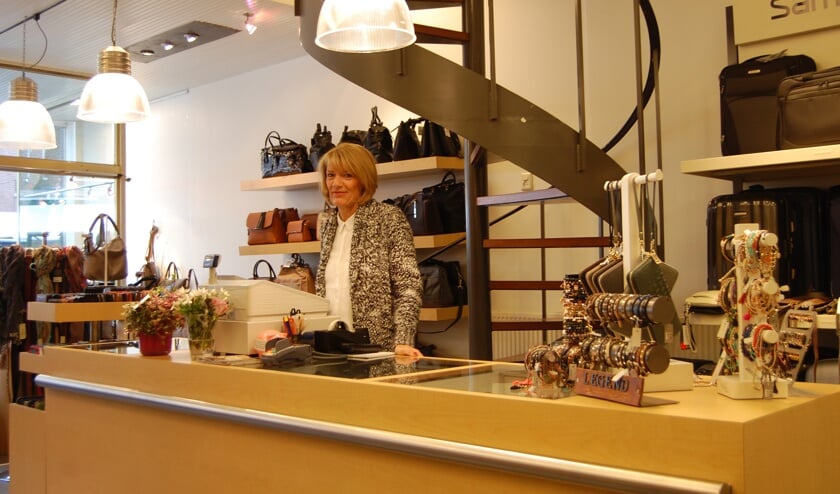 Jolanda Roest-Veldhuisen in haar winkel aan de Nieuwstraat.
