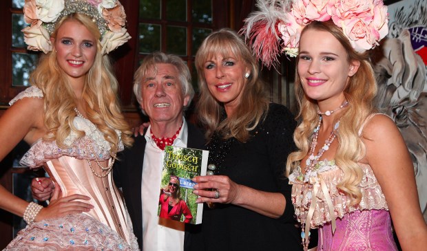 Auteur Hans Slim en Marga Bult tussen typische 'Larense Paradijsvogels'.