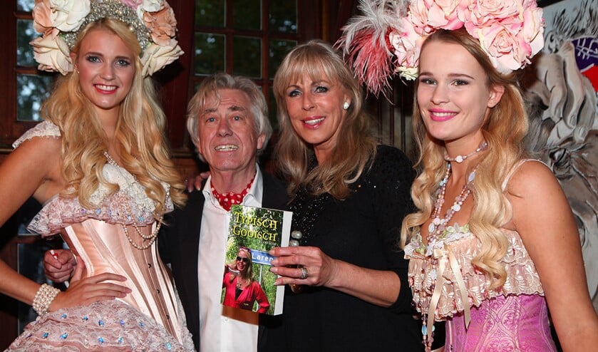 Auteur Hans Slim en Marga Bult tussen typische 'Larense Paradijsvogels'.