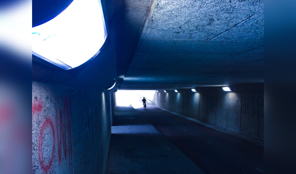 Fietstunnel Aetsveld ineens blauw verlicht 