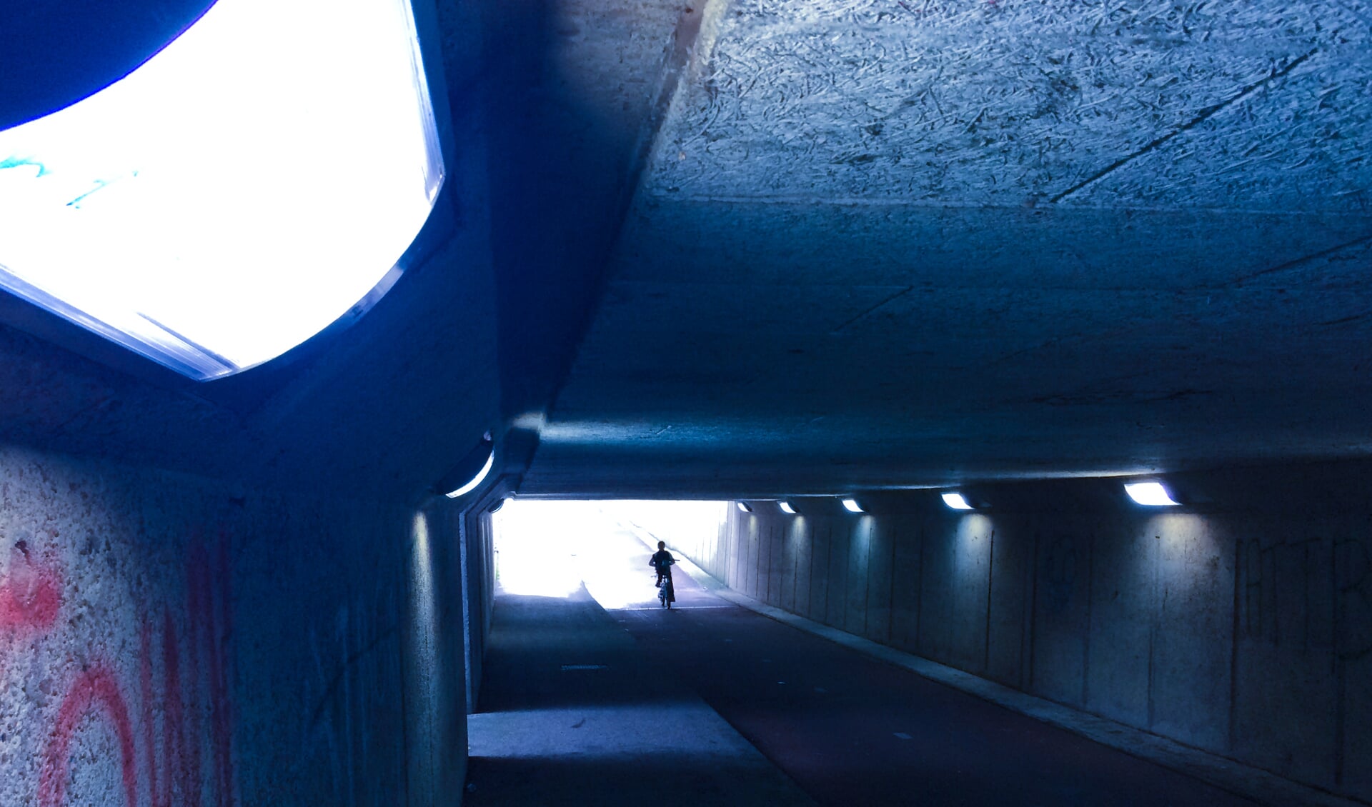 Fietstunnel Aetsveld ineens blauw verlicht 