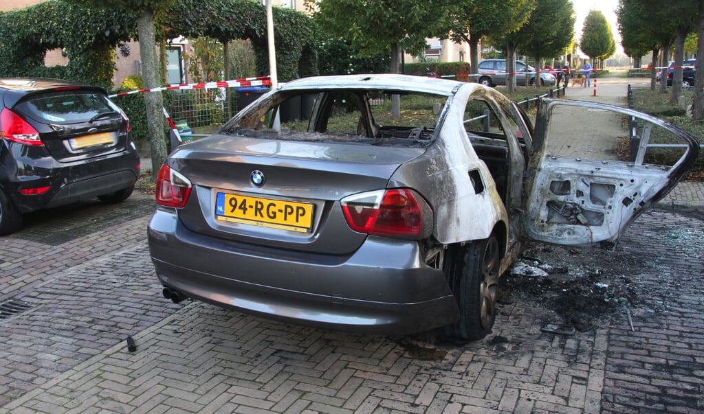 De uitgebrande BMW van de schutters in Muiderberg. Foto: Politie