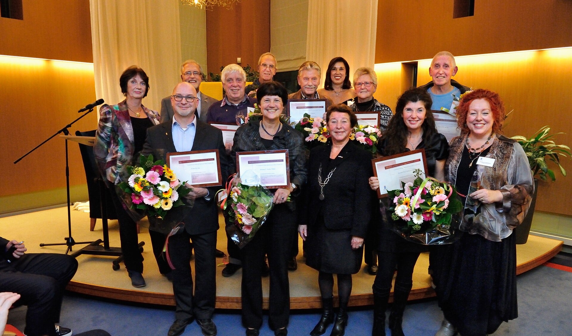 (Bijna) Alle onderscheiden vrijwilligers met de leden van de commissie en burgemeester Koopmanschap.
