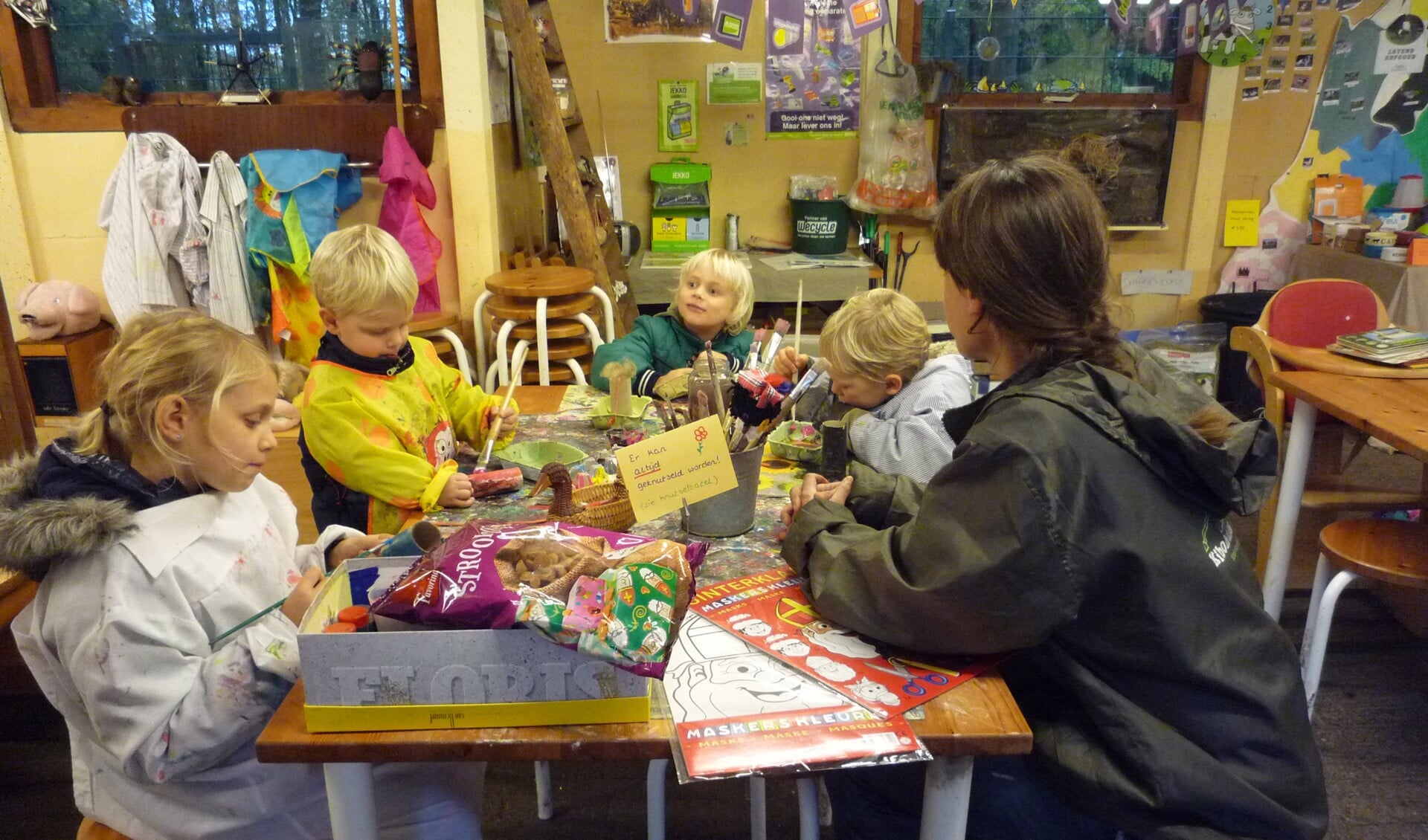 Kinderen kunnen nu ook speciaal voor Sinterklaas knutselen op de kinderboerderij