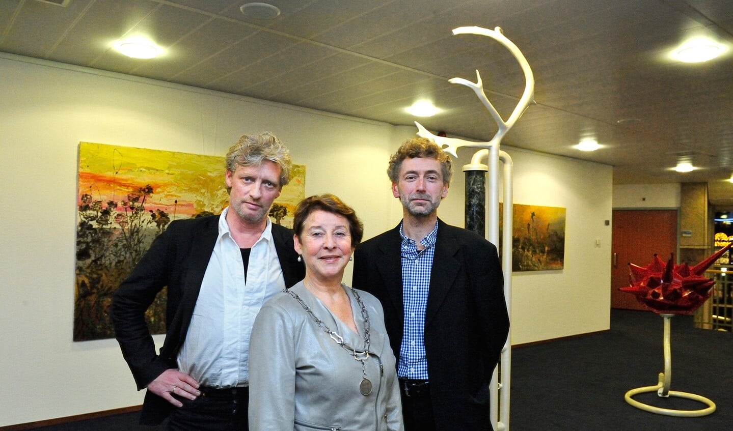 Burgemeester Koopmanschap met (links) kunstschilder Paul Smulders en rechts beeldhouwer Willem Harbers