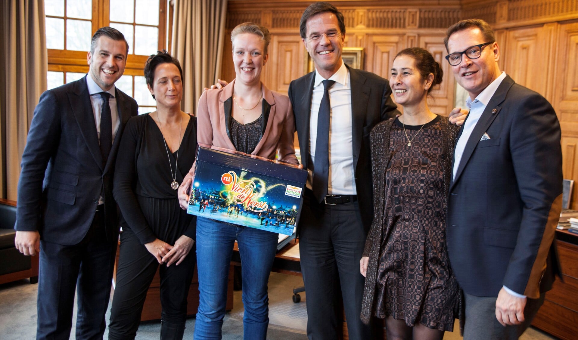 Winston Gerschtanowitz, Erna, Irene, premier Rutte, Ilonka en Albert Verlinde. Foto: Vivium Zorggroep. 