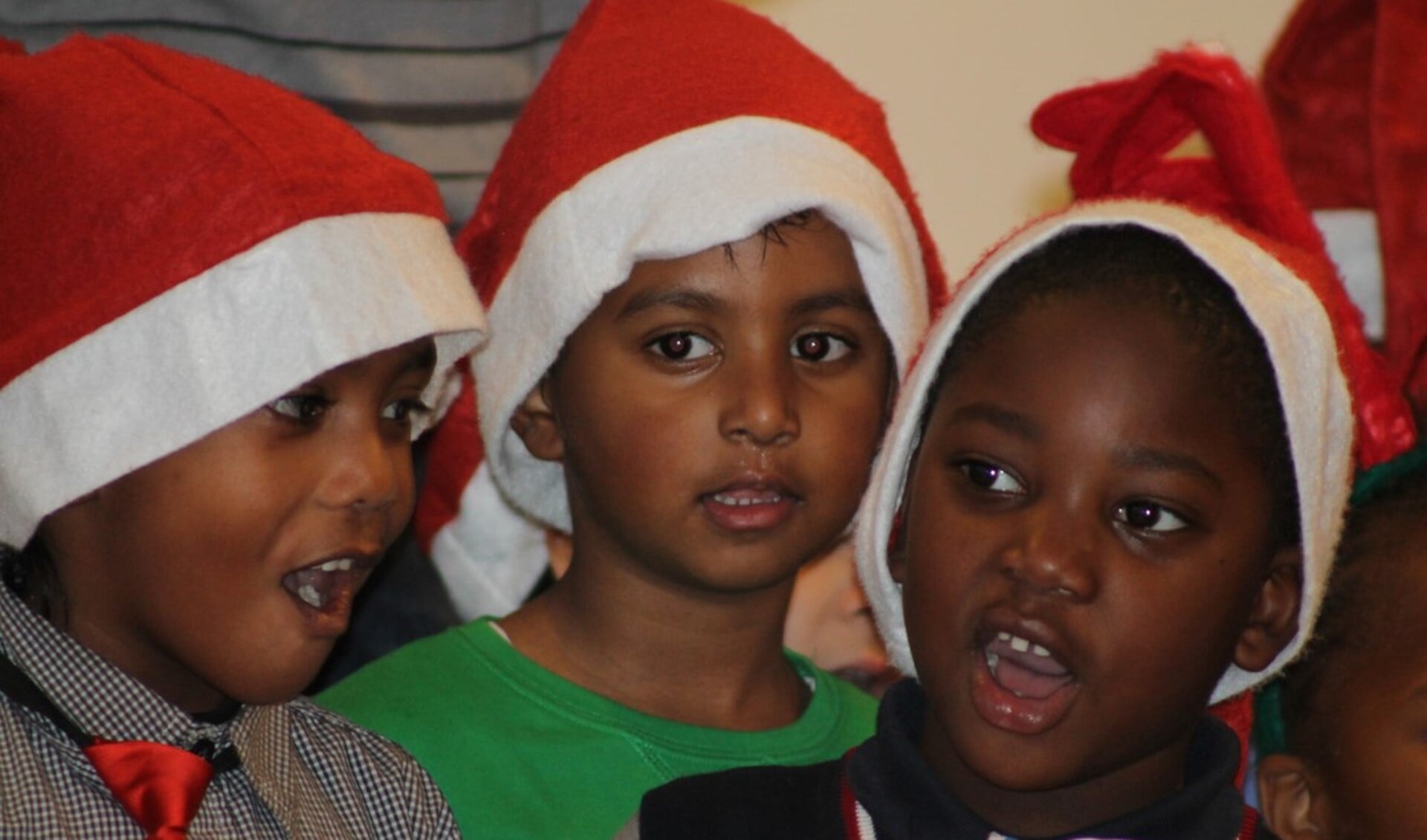 De kinderen van De Venser zingen kerstliederen in Berkenstede