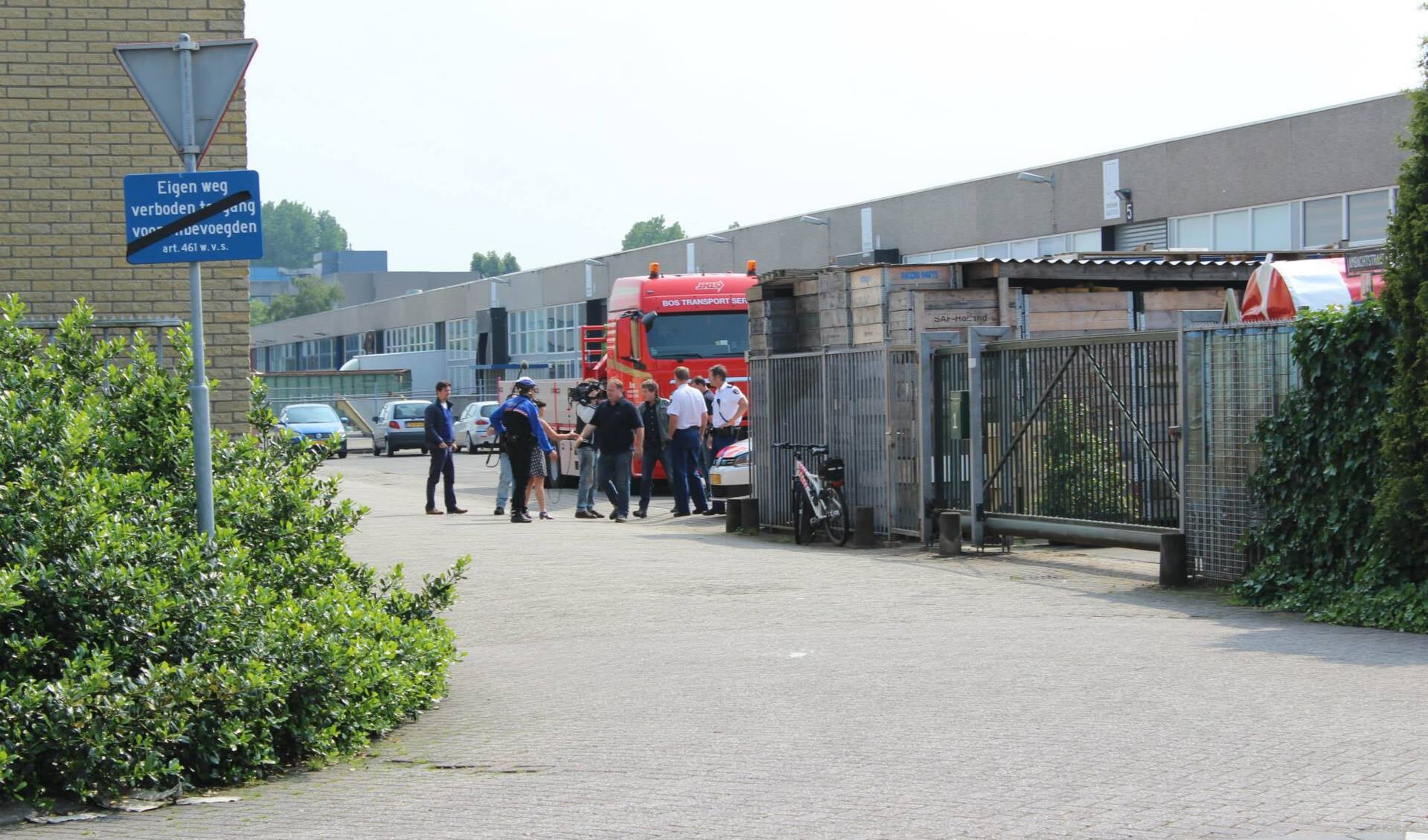 Filmploeg en Bos Transportservice wachten verdachte op in  Ambachtstraat.