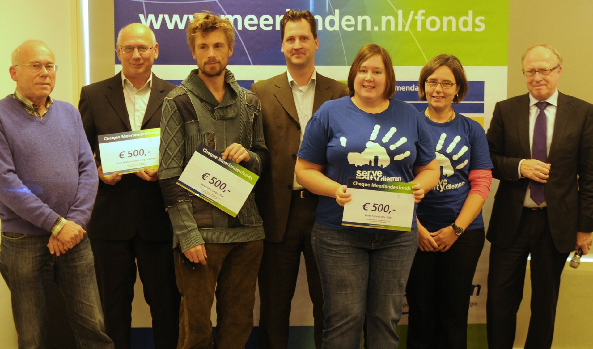 De aanwezige Diemense winnaars kregen een cheque uit handen van wethouder Jeroen Klaasse