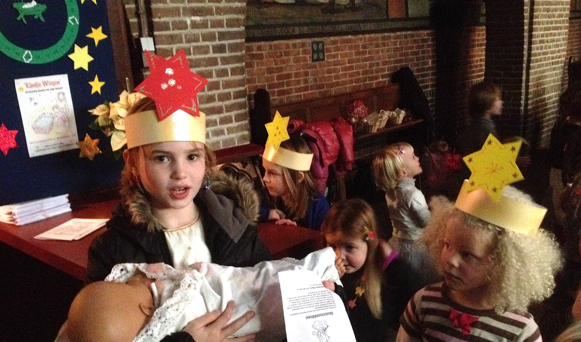 Kinderen krijgen een speciale kroontje met ster op door jongeren gemaakt en voelen zich speciaal.