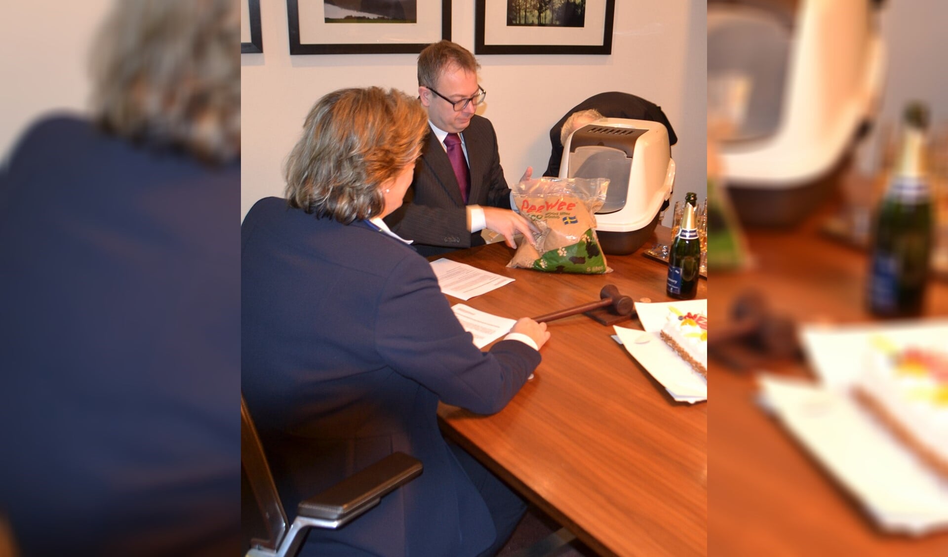 Burgemeester Roland van Benthem en Reijnterprise BV tekenen de verkoopovereenkomst.